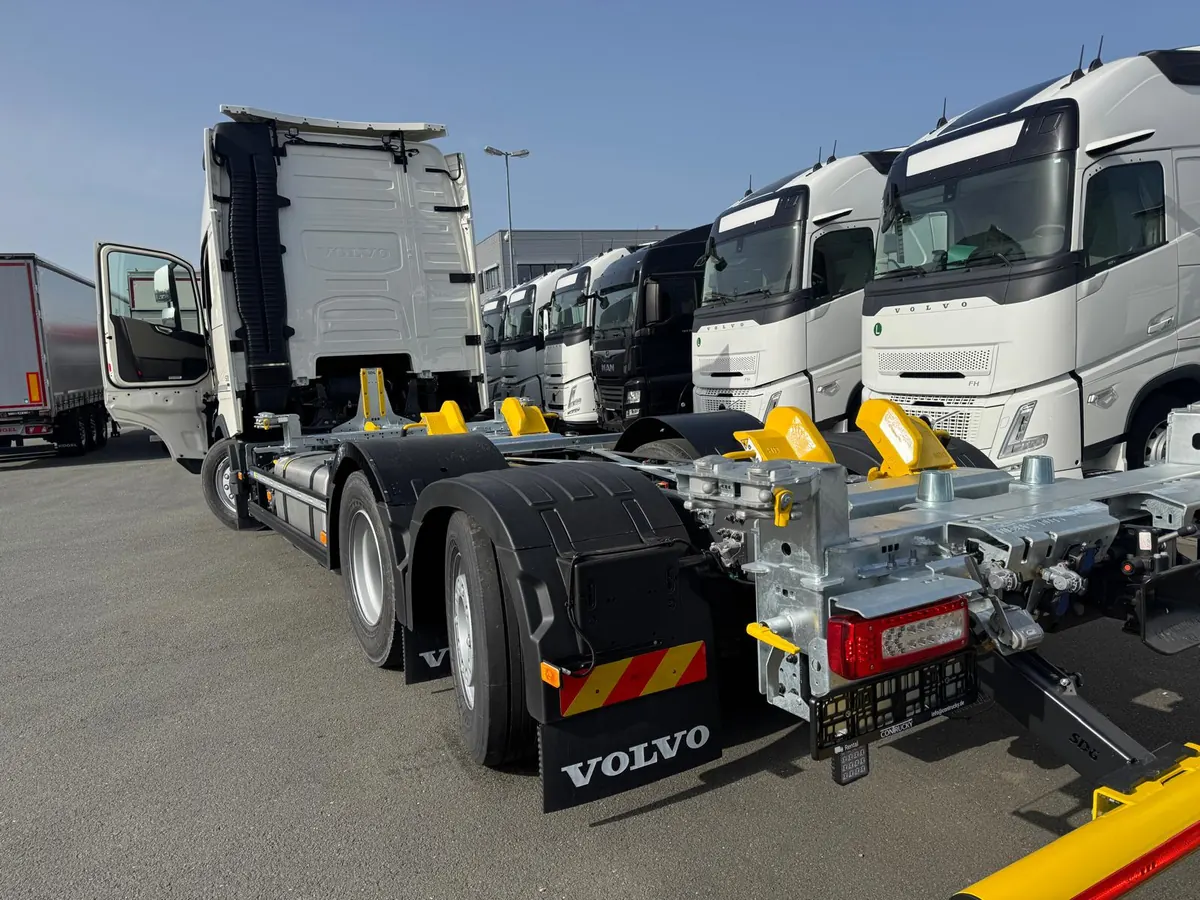 Lkw-Fahrgestell von der Seite auf einem Abstellplatz