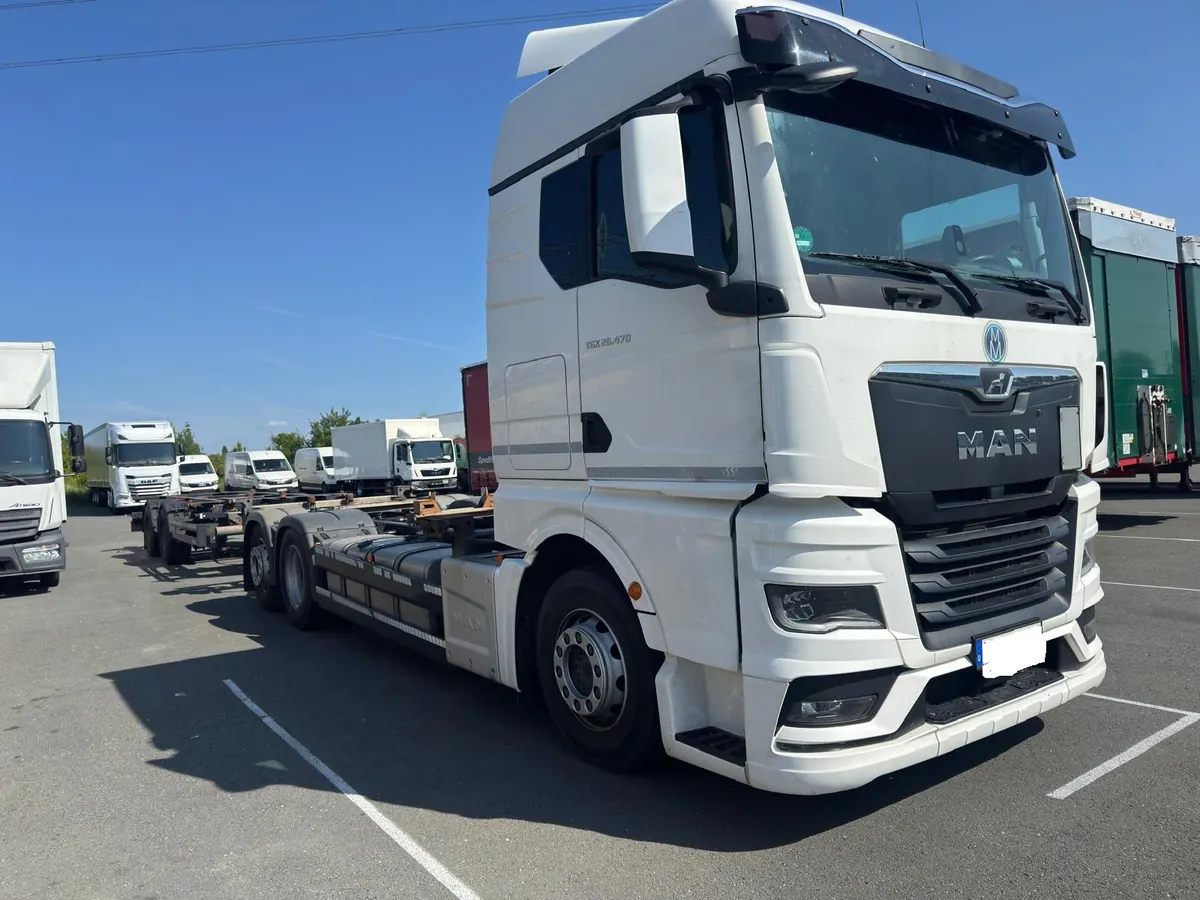 Weißes Lkw-Fahrgestell von vorn schräg